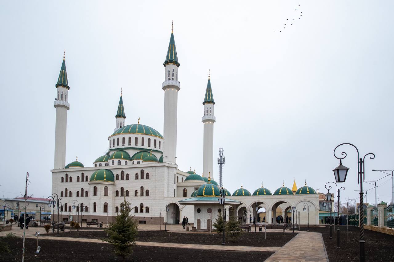 В Карачаево-Черкесии открыли одну из самых больших мечетей на Кавказе