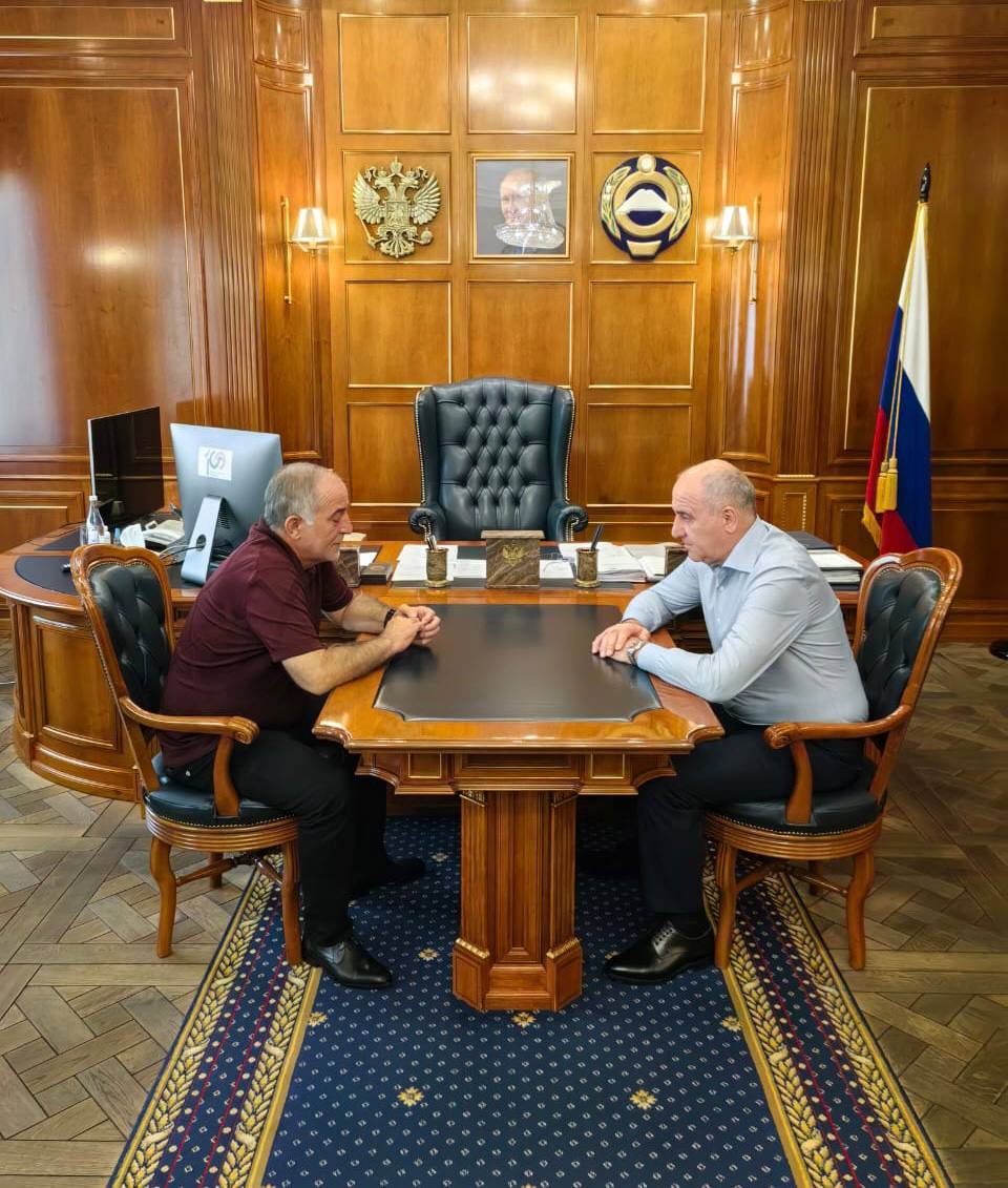 Глава Карачаево-Черкесии Рашид Темрезов провел рабочую встречу с председателем попечительского совета Фонда содействия развитию карачаево-балкарской молодежи «Эльбрусоид» Алием Тоторкуловым