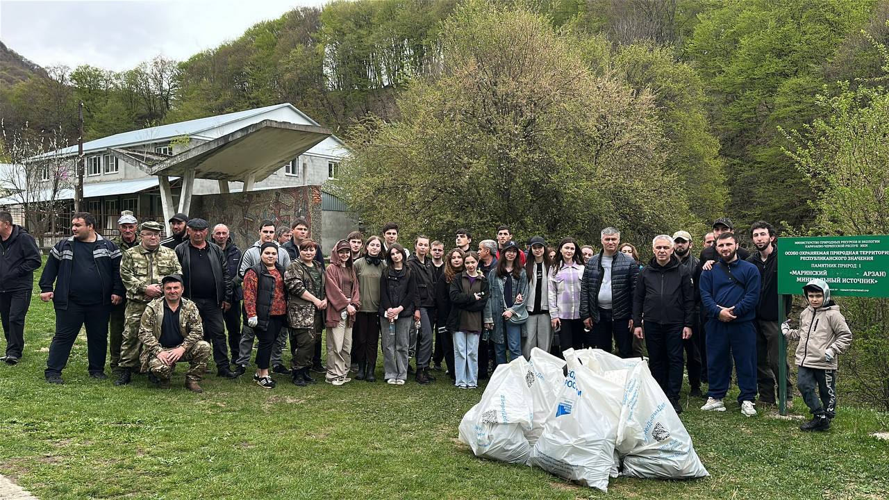 Добровольцы очистили берег минерального источника на реке Мара