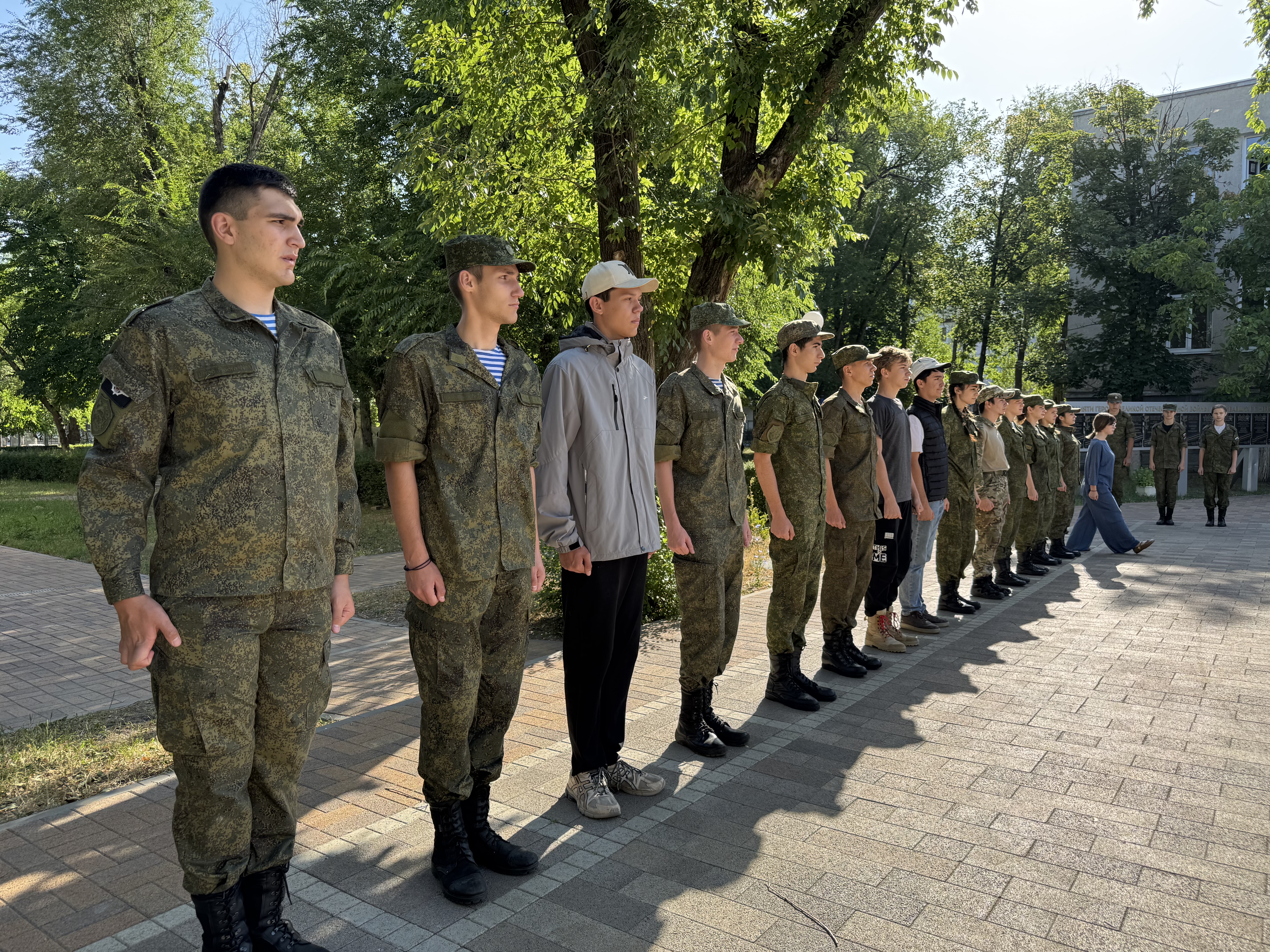 Воспитанники штаба «Авангард» в Черкесске поощрены прыжками с парашютом