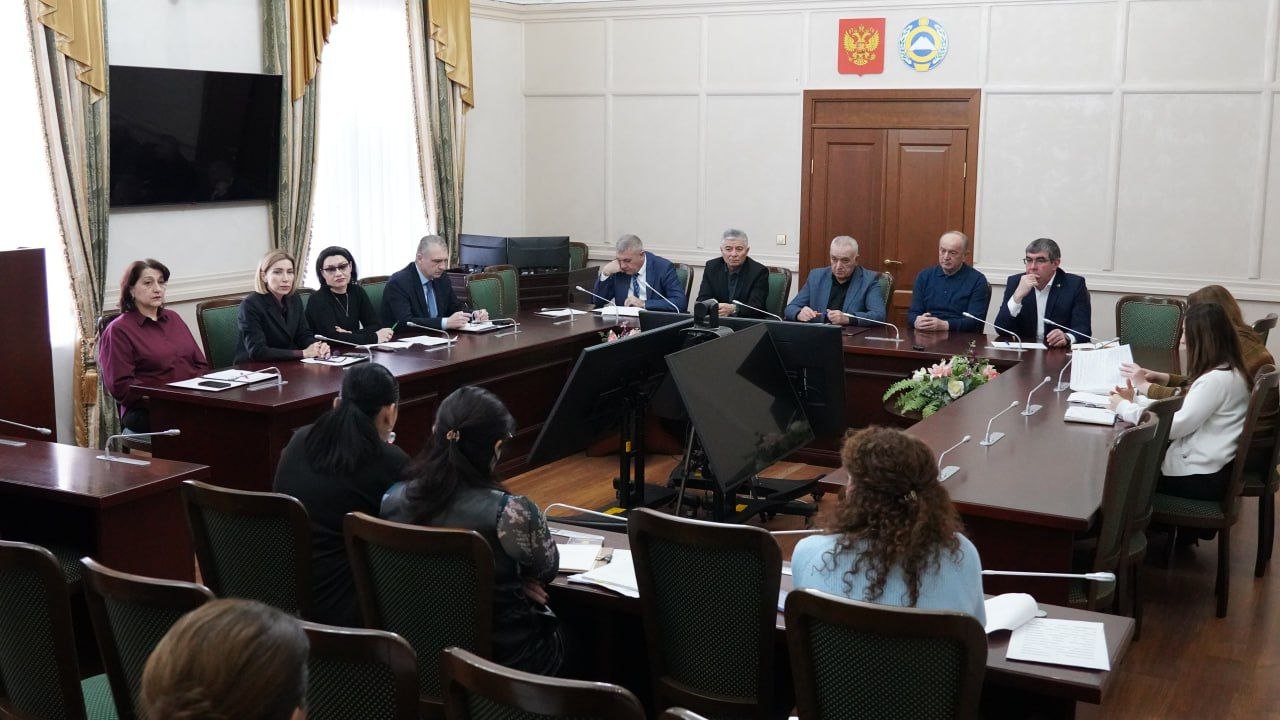 В Парламенте КЧР обсудили совершенствование механизмов обеспечения жильём детей-сирот