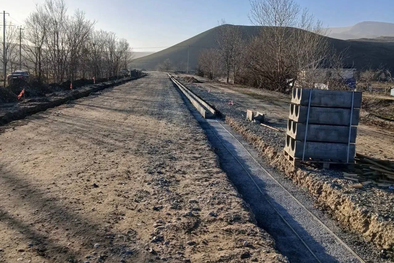 В Абазинском районе Карачаево-Черкесии продолжается реконструкция ключевой дороги к аулу Кубина