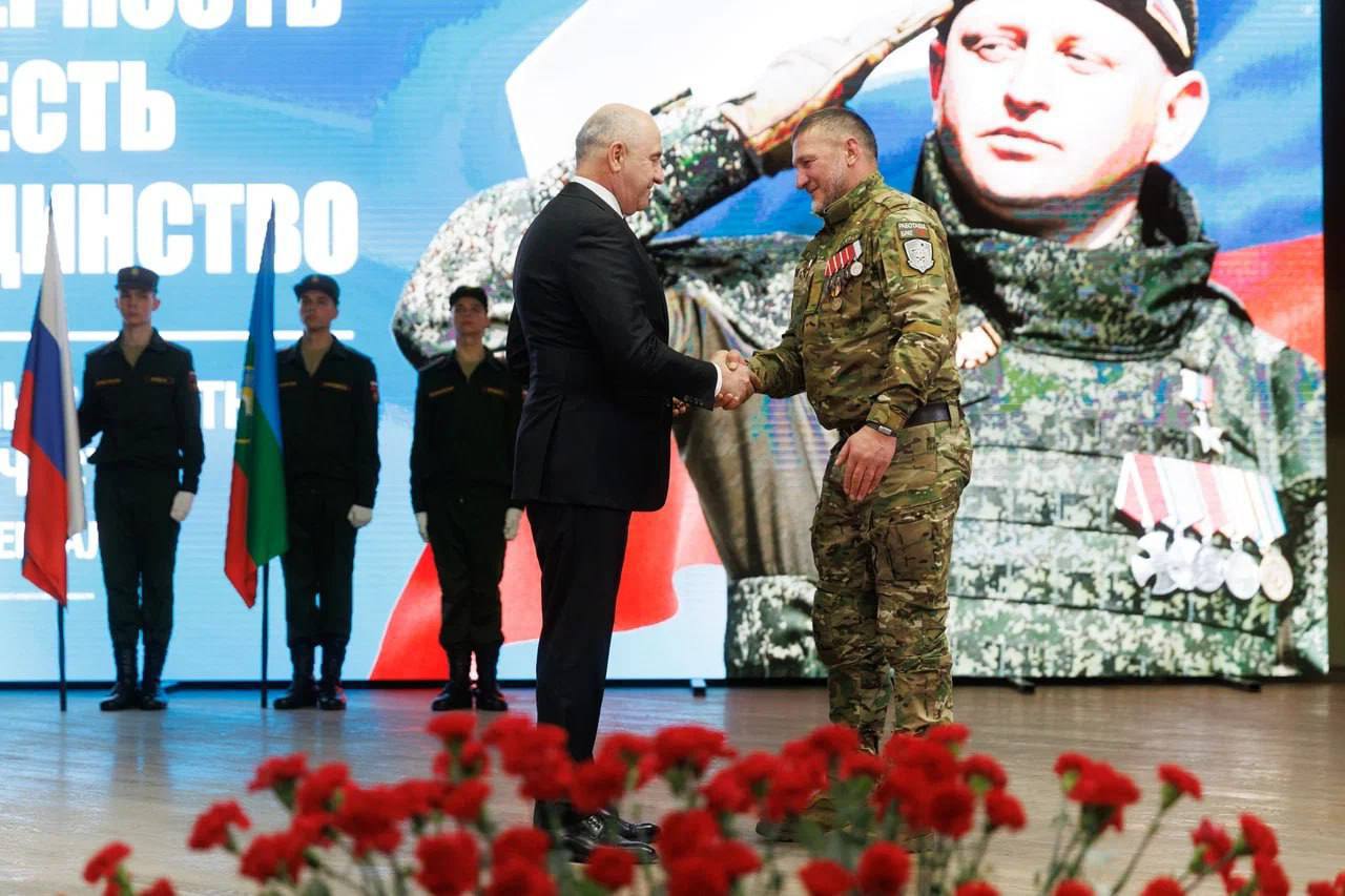 Рашид Темрезов вручил государственные награды защитникам Отечества в Карачаево-Черкесии