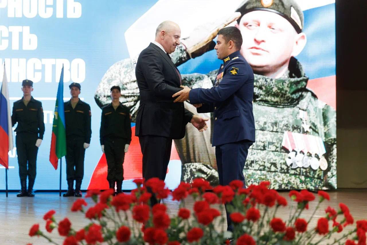 Рашид Темрезов вручил 34-й бригаде боевое знамя с личной подписью Владимира Путина