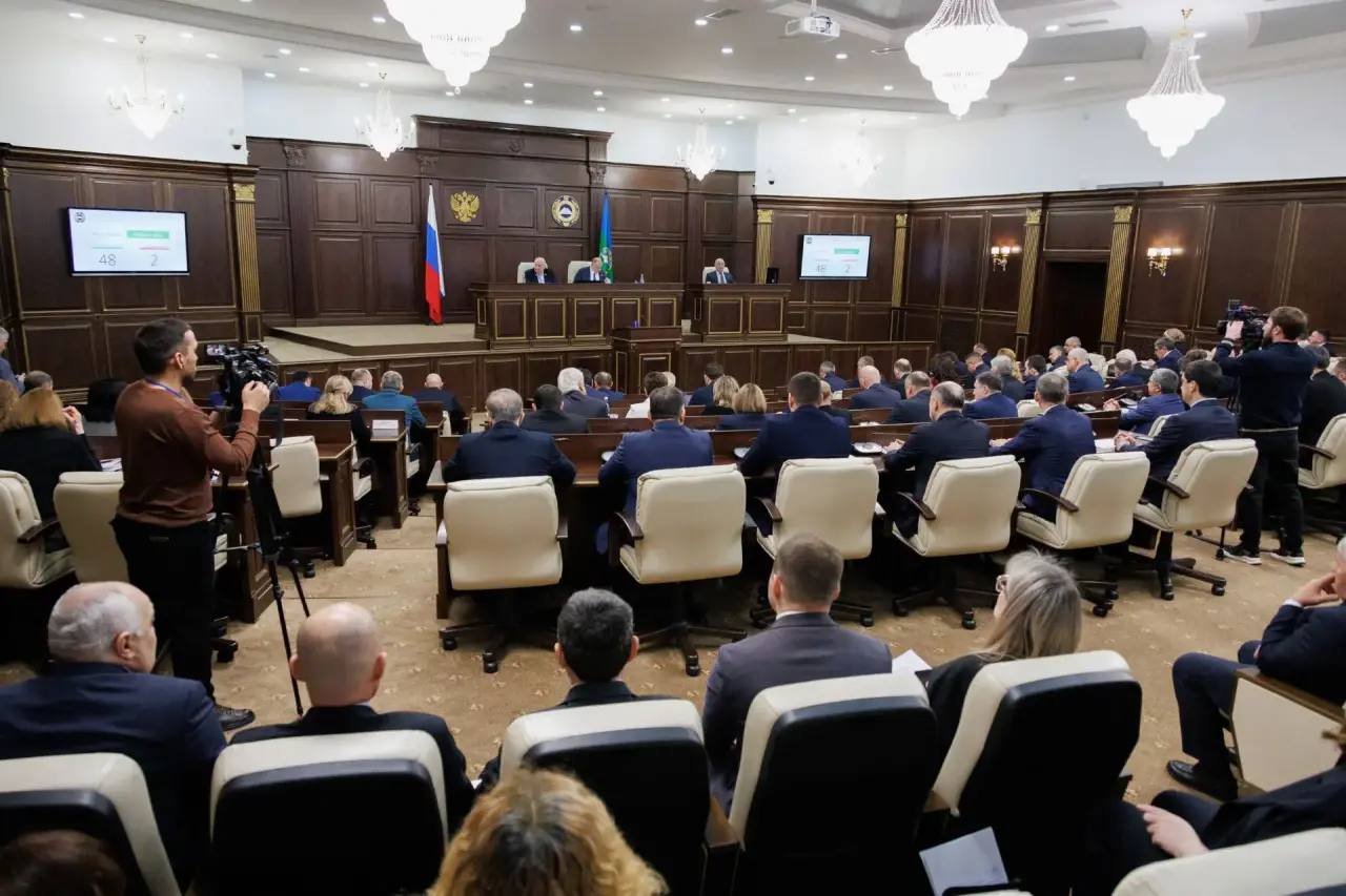 Рашид Темрезов принял участие во внеочередной сессии Парламента КЧР