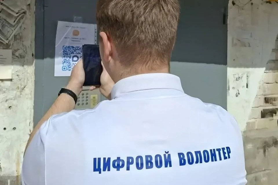 В Карачаево-Черкесии цифровые волонтёры помогают жителям подключиться к домовым чатам в мессенджере MAX