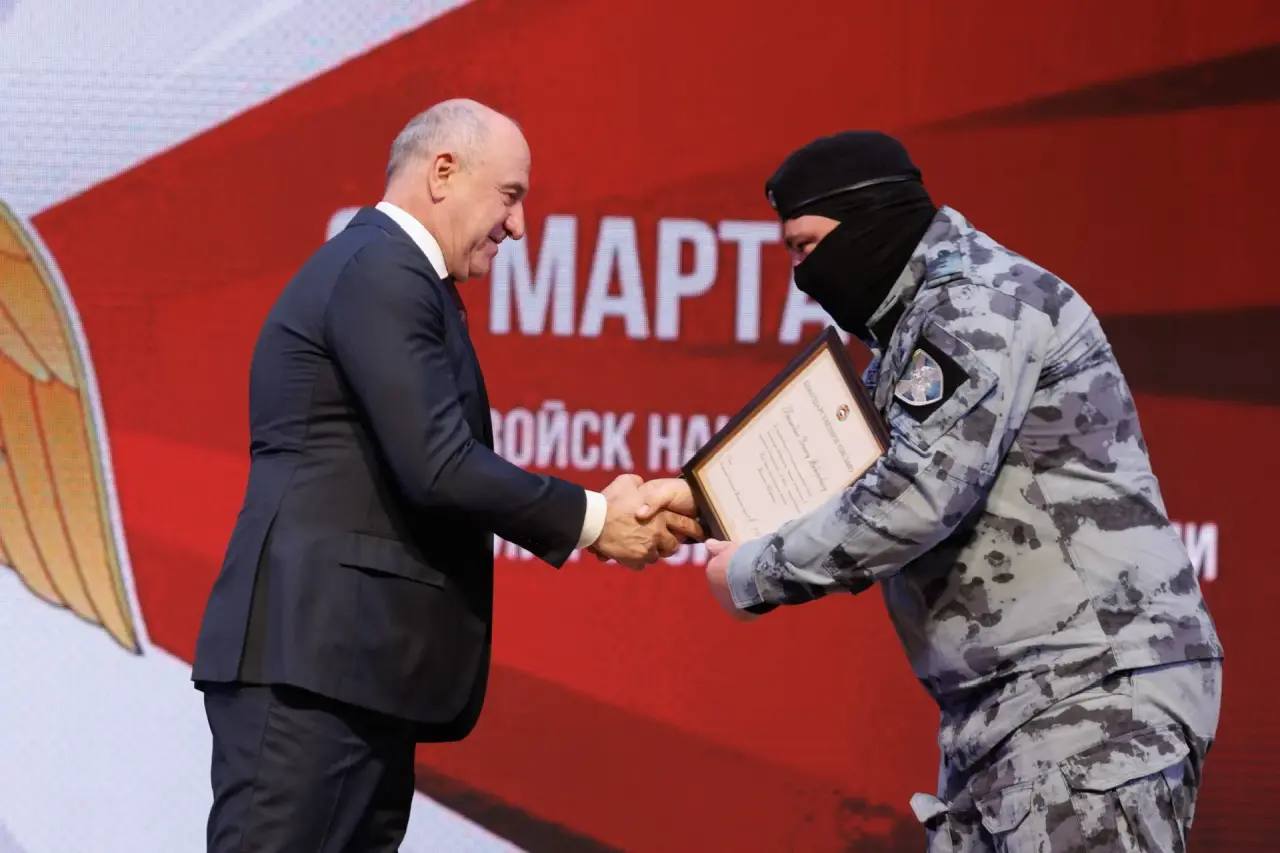 Рашид Темрезов поздравил сотрудников Росгвардии КЧР с 10-летием образования ведомства и 215-й годовщиной войск правопорядка