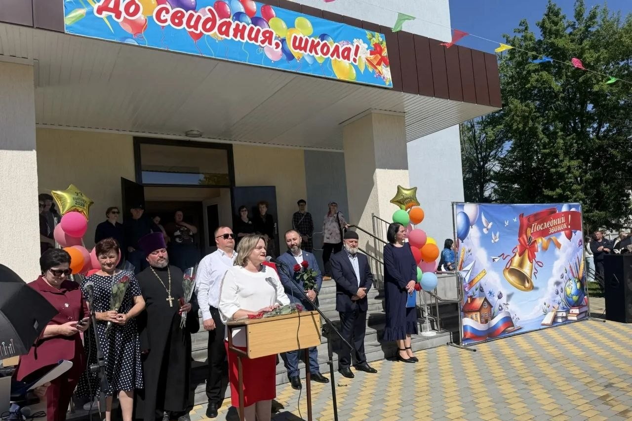 Депутаты Народного Собрания КЧР поздравили выпускников республики с последним звонком