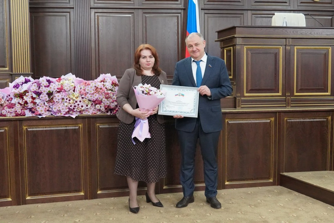 Более 50 жителей КЧР наградили Почетной грамотой Народного Собрания ко Дню России