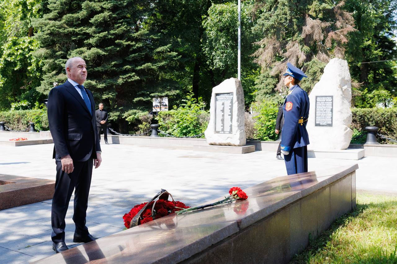 Рашид Темрезов возложил цветы к Вечному огню в День памяти и скорби