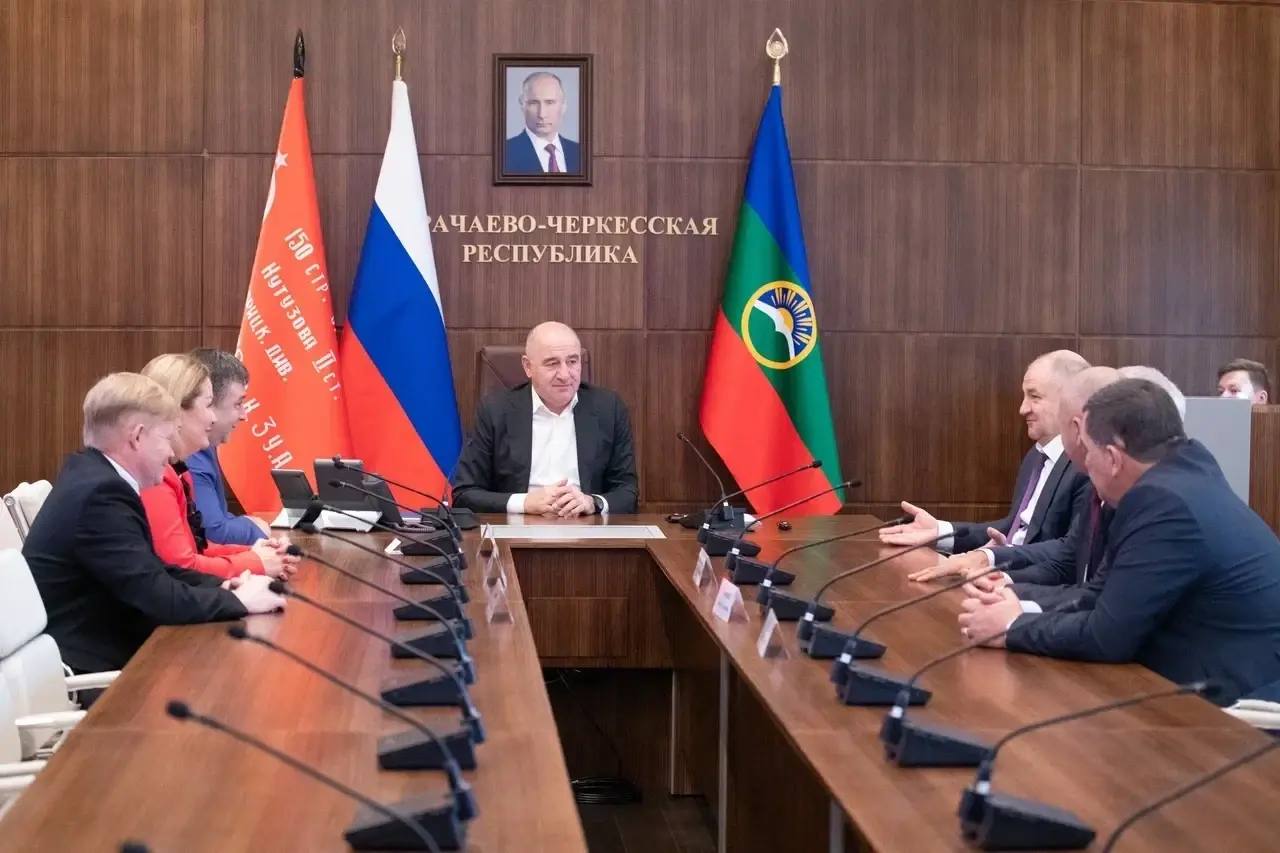 Темрезов провел встречи с парламентскими фракциями КЧР перед выборами главы республики