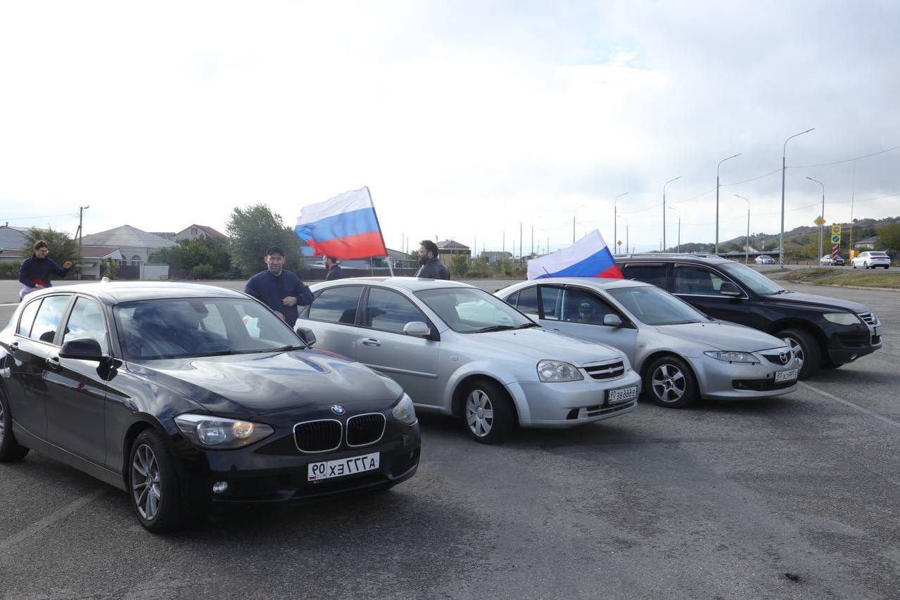 Жители КЧР отметили День воссоединения автопробегом